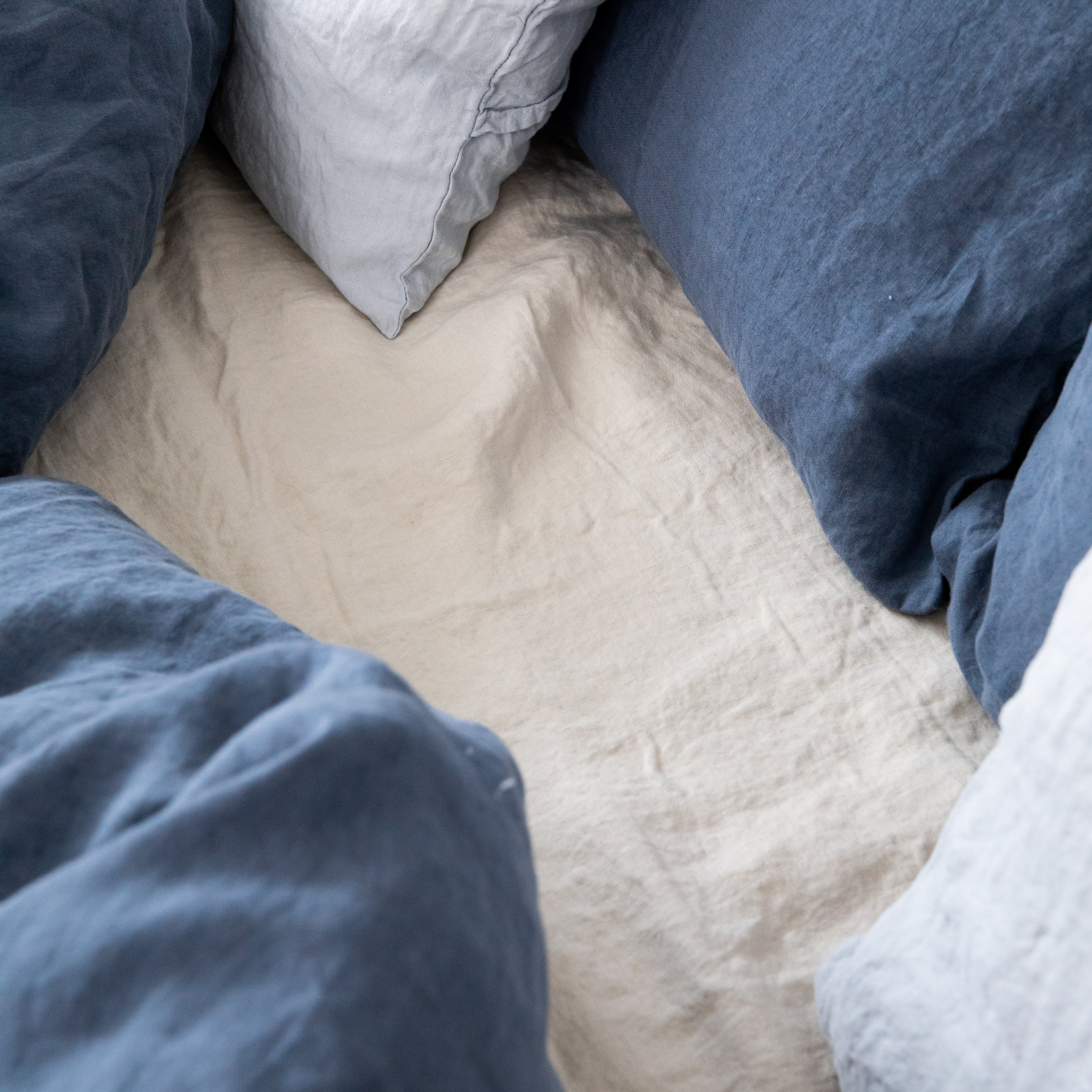 Leinen-Spannbettlaken beige von LEINEREI - Premium Leinen, made in Europe. 100% gewaschenes Leinen mit Soft-Touch Finish.