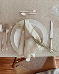 leinenservietten beige auf einem gedeckten Tisch mit Leinentischdecke beige mit Geschirr und Besteck