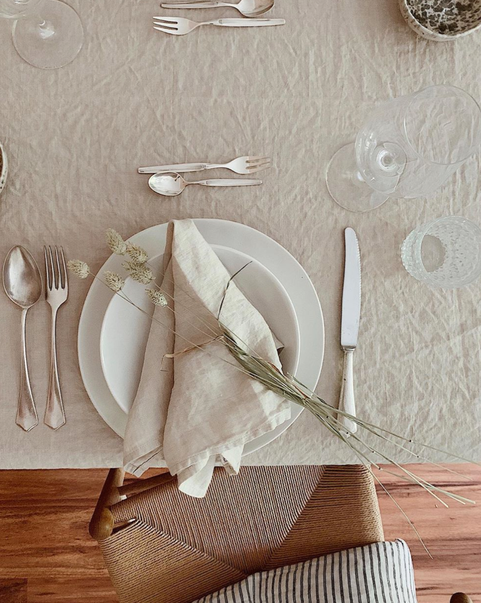 Leinen-Tischdecke beige von LEINEREI - Premium Leinen, made in Europe. 100% gewaschenes Leinen mit Soft-Touch Finish.