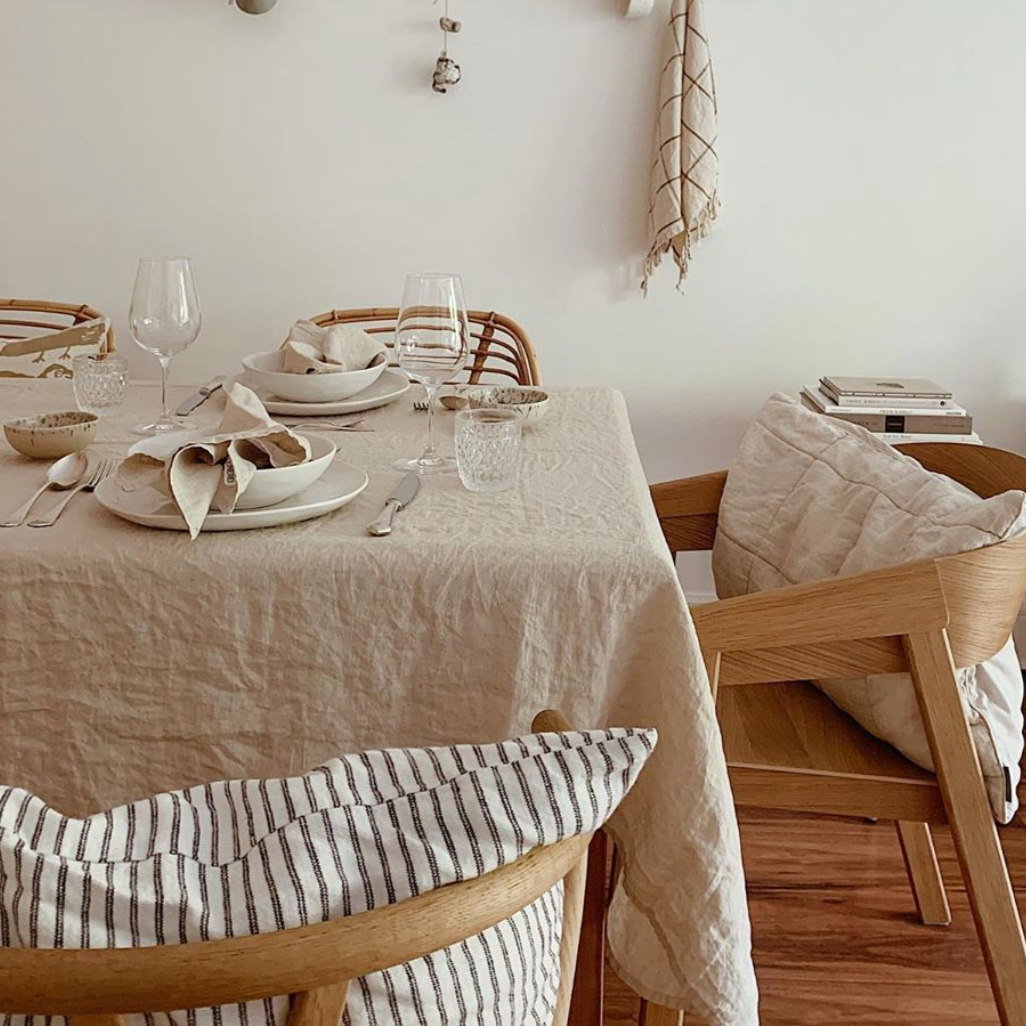 Leinen-Tischdecke beige von LEINEREI - Premium Leinen, made in Europe. 100% gewaschenes Leinen mit Soft-Touch Finish.