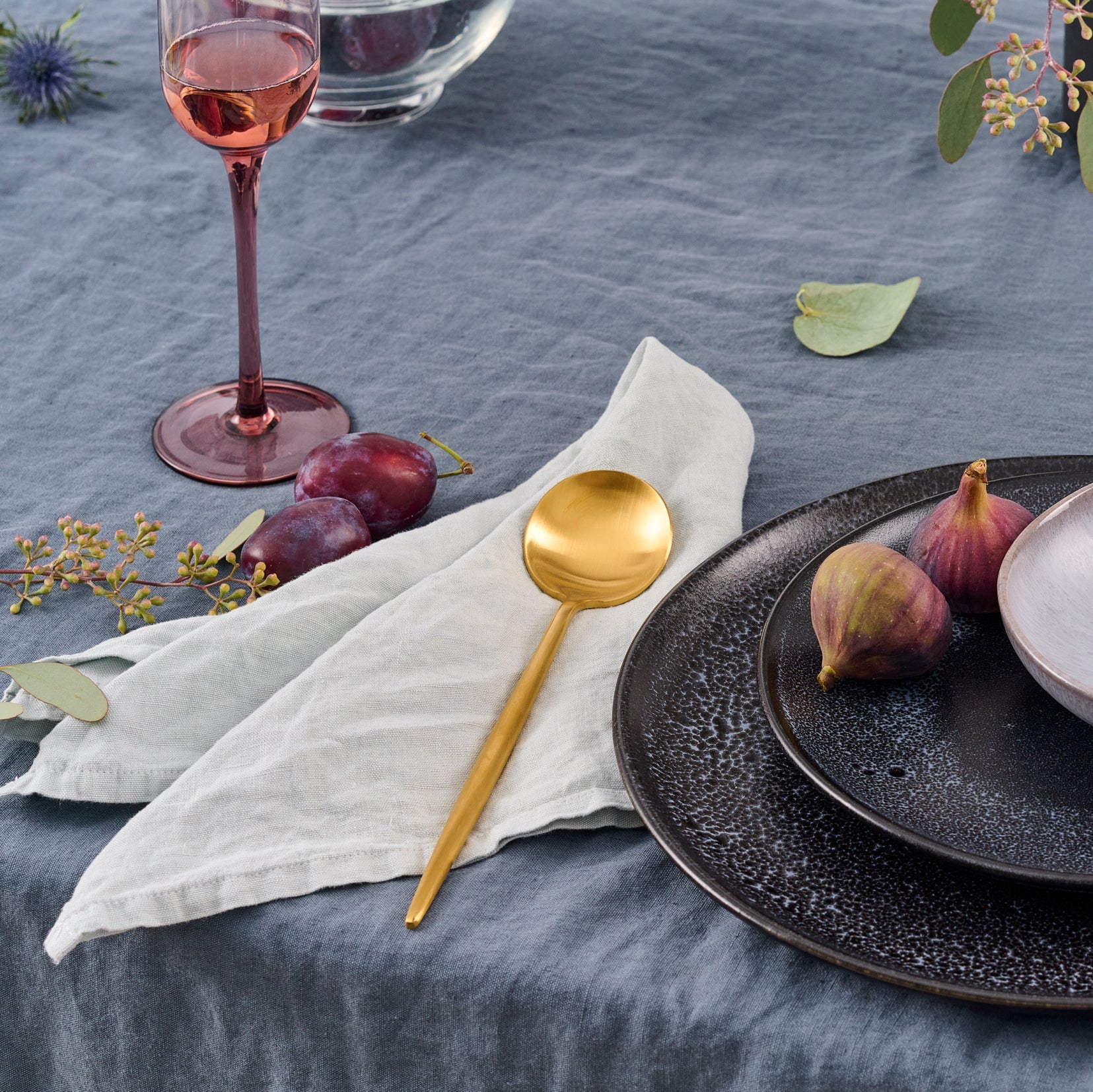 Leinen-Serviette grau von LEINEREI - Premium Leinen, made in Europe aus 100% gewaschenem Leinen. Weiches Leinen für maximalen Komfort. Hochwertig und nachhaltig produziert.