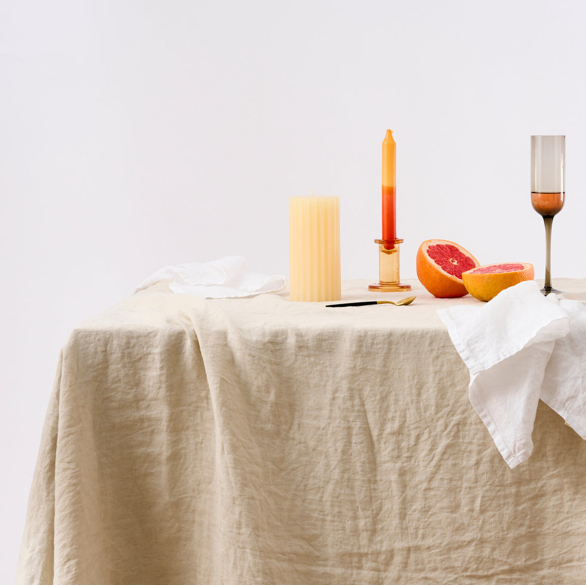 Leinen-Tischdecke beige von LEINEREI - Premium Leinen, made in Europe. 100% gewaschenes Leinen mit Soft-Touch Finish.