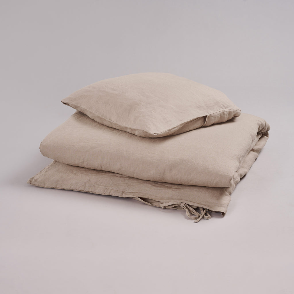 Leinen-Kopfkissen taupe von LEINEREI - Premium Leinen, made in Europe aus 100% gewaschenem Leinen. Weiches Leinen für maximalen Komfort. Hochwertig und nachhaltig produziert.