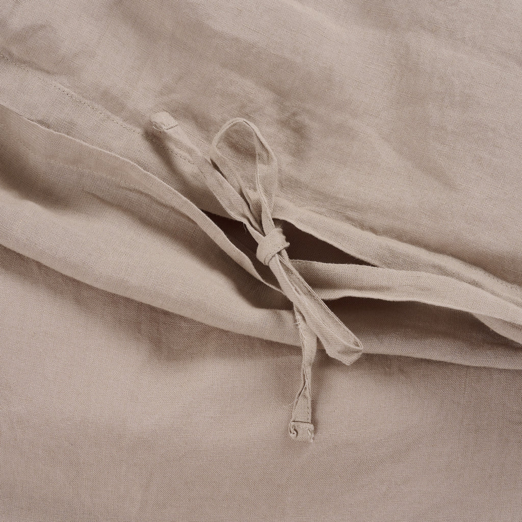 Leinen-Kopfkissen taupe von LEINEREI - Premium Leinen, made in Europe aus 100% gewaschenem Leinen. Weiches Leinen für maximalen Komfort. Hochwertig und nachhaltig produziert.