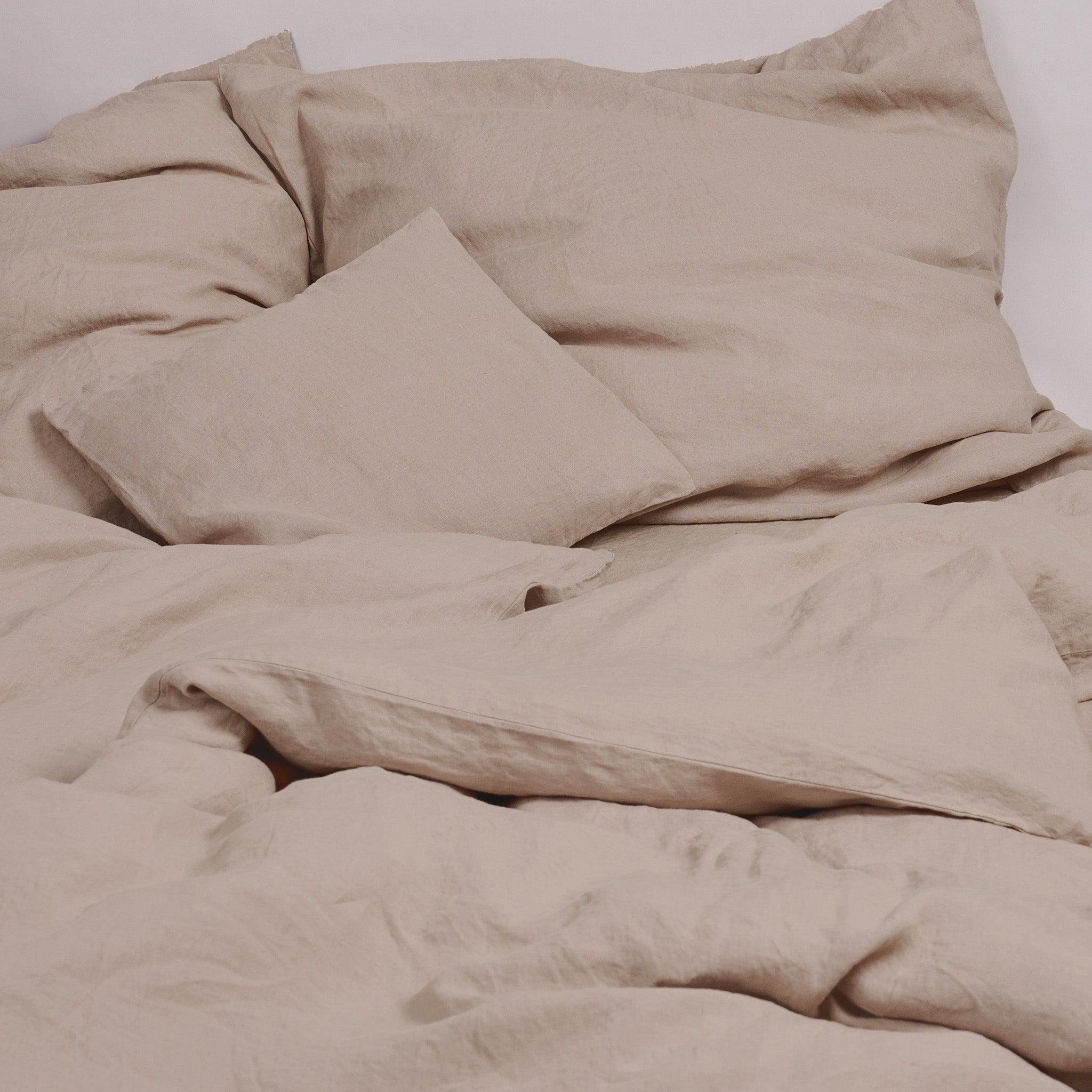 Leinen-Sofakissen taupe von LEINEREI - Premium Leinen, made in Europe aus 100% gewaschenem Leinen. Weiches Leinen für maximalen Komfort. Hochwertig und nachhaltig produziert.