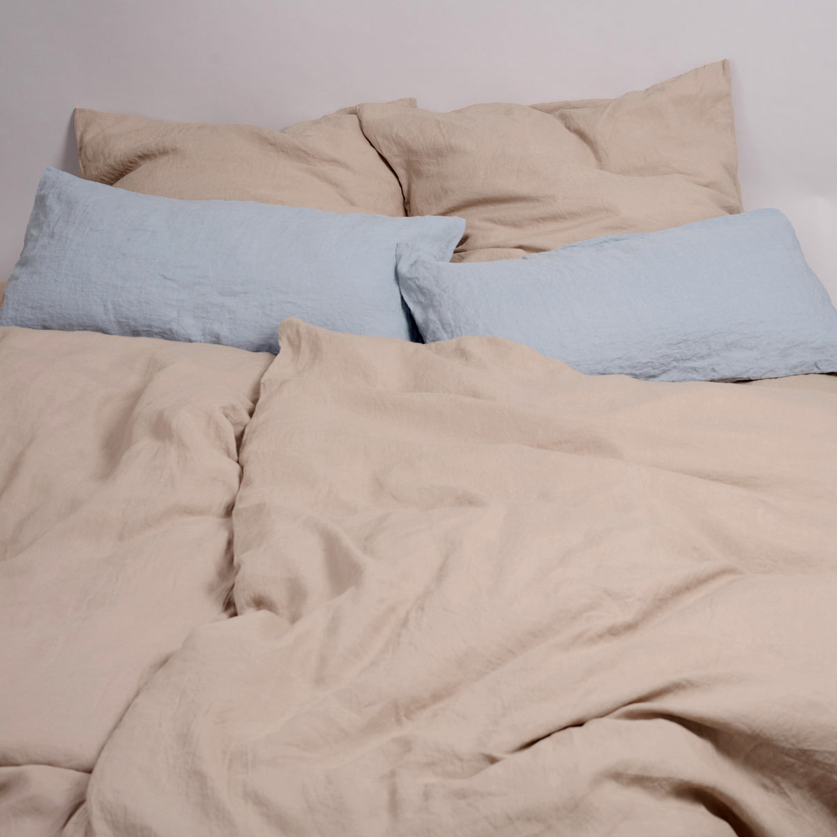 Leinenbettwäsche taupe von LEINEREI - Premium Leinen, made in Europe aus 100% gewaschenem Leinen. Weiches Leinen für maximalen Komfort. Hochwertig und nachhaltig produziert.