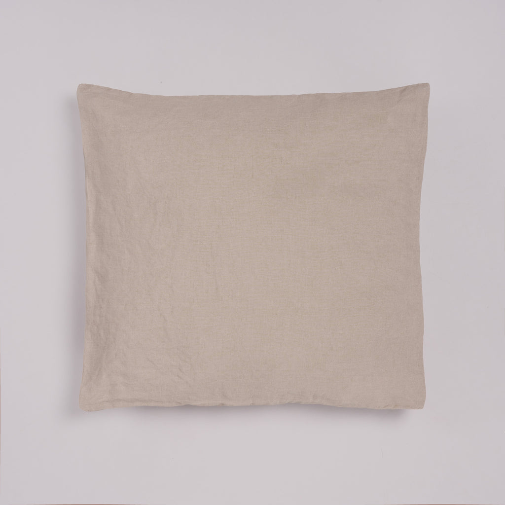 Leinen-Sofakissen taupe von LEINEREI - Premium Leinen, made in Europe aus 100% gewaschenem Leinen. Weiches Leinen für maximalen Komfort. Hochwertig und nachhaltig produziert.