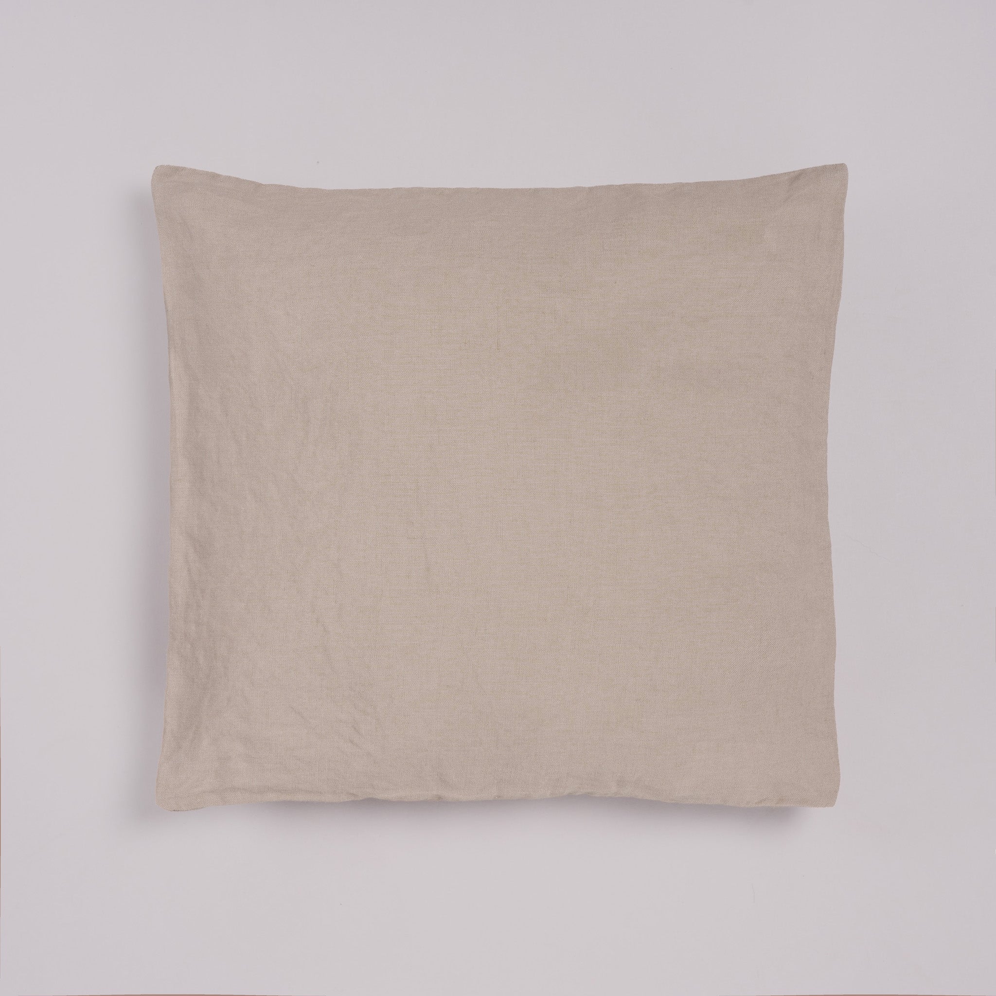 Leinen-Sofakissen taupe von LEINEREI - Premium Leinen, made in Europe aus 100% gewaschenem Leinen. Weiches Leinen für maximalen Komfort. Hochwertig und nachhaltig produziert.