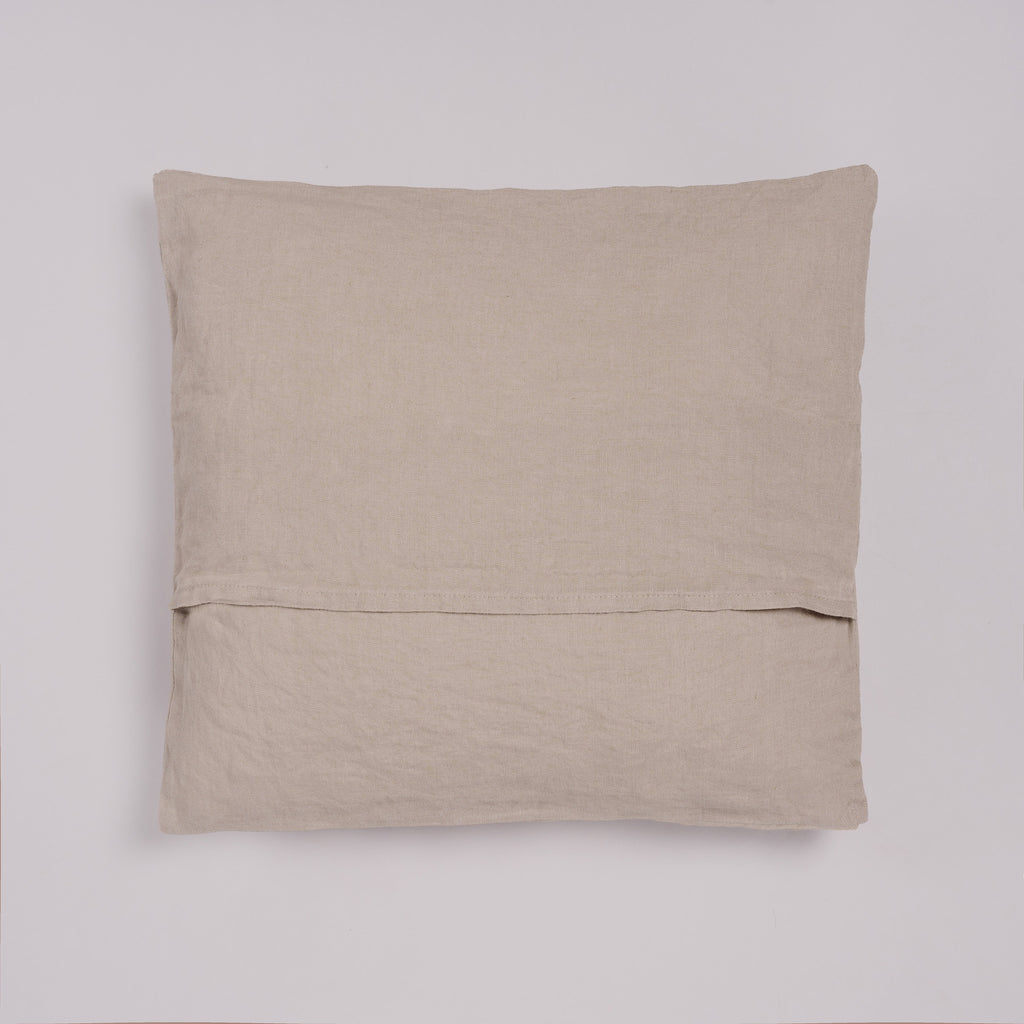 Leinen-Sofakissen taupe von LEINEREI - Premium Leinen, made in Europe aus 100% gewaschenem Leinen. Weiches Leinen für maximalen Komfort. Hochwertig und nachhaltig produziert.