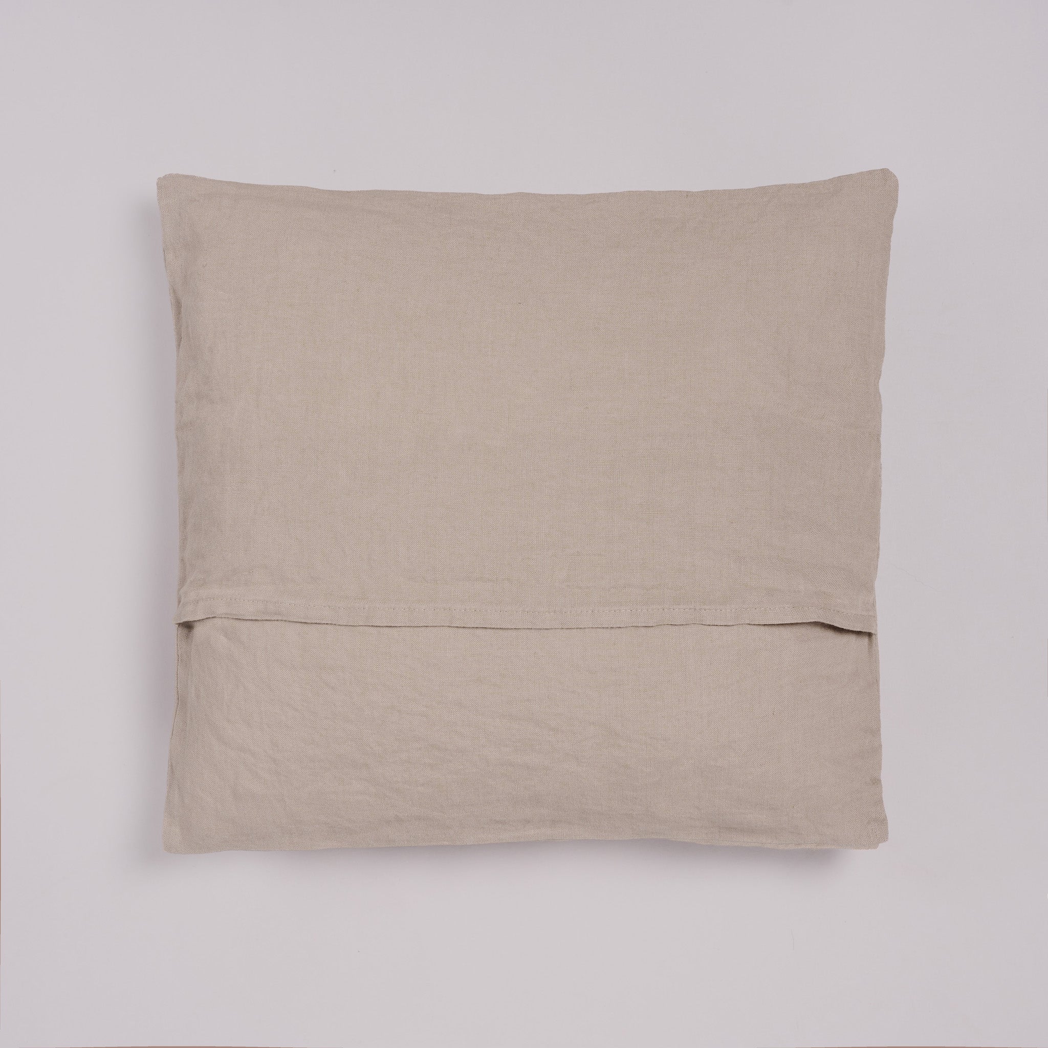 Leinen-Sofakissen taupe von LEINEREI - Premium Leinen, made in Europe aus 100% gewaschenem Leinen. Weiches Leinen für maximalen Komfort. Hochwertig und nachhaltig produziert.