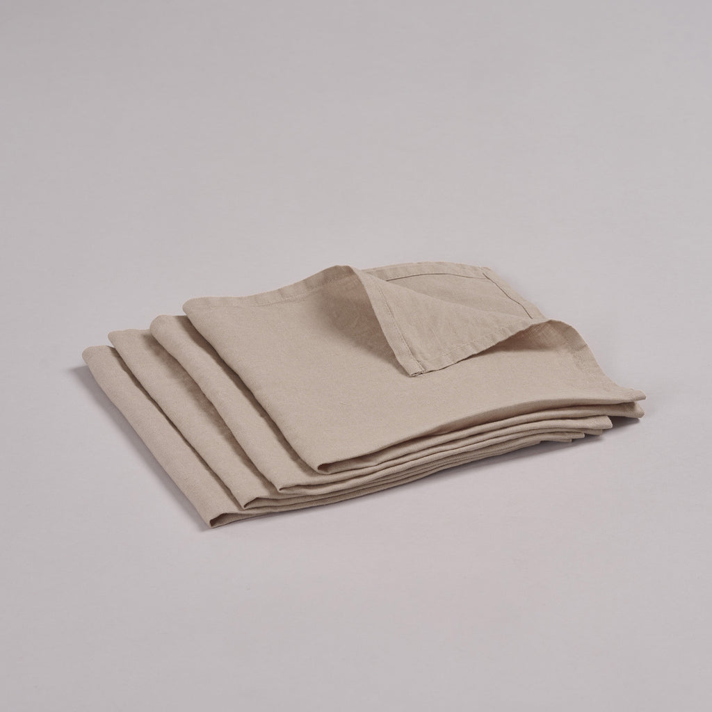 Leinen-Serviette taupe von LEINEREI - Premium Leinen, made in Europe aus 100% gewaschenem Leinen. Weiches Leinen für maximalen Komfort. Hochwertig und nachhaltig produziert.