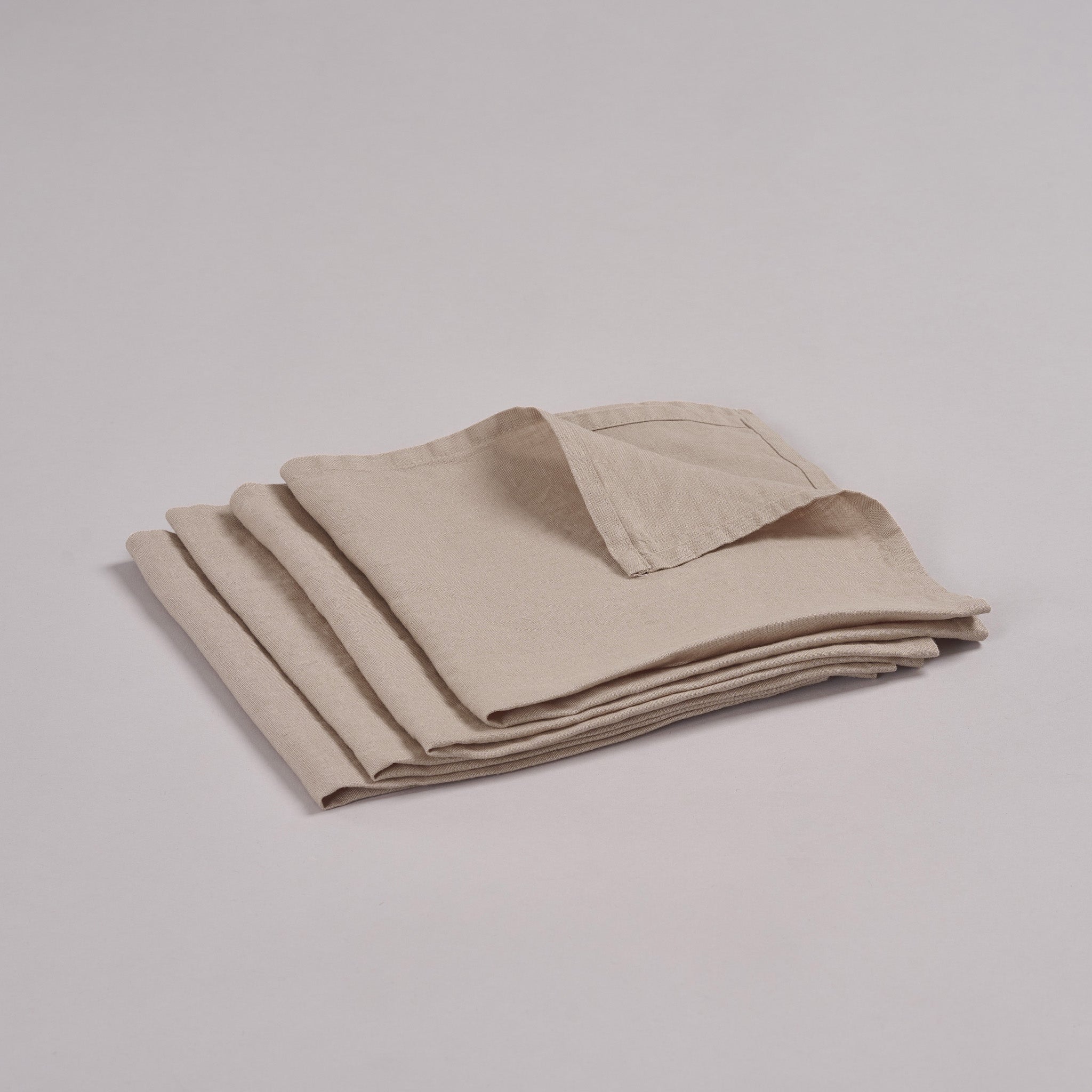 Leinen-Serviette taupe von LEINEREI - Premium Leinen, made in Europe aus 100% gewaschenem Leinen. Weiches Leinen für maximalen Komfort. Hochwertig und nachhaltig produziert.