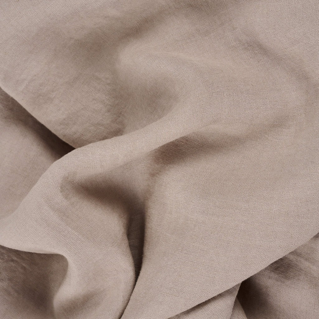 Leinen-Tischdecke taupe von LEINEREI - Premium Leinen, made in Europe aus 100% gewaschenem Leinen. Weiches Leinen für maximalen Komfort. Hochwertig und nachhaltig produziert.
