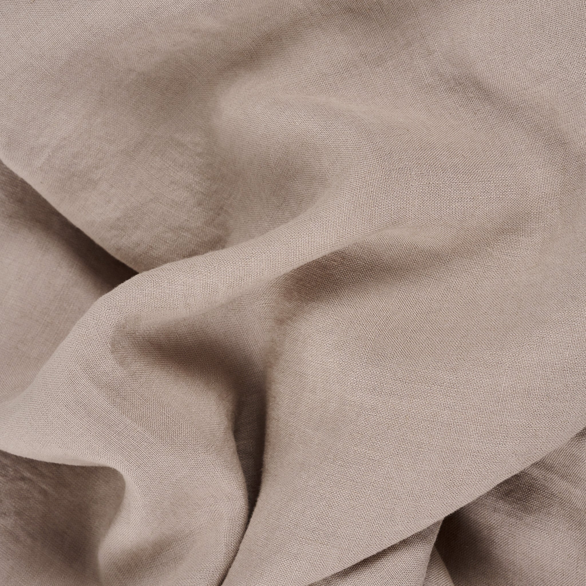 Leinen-Tischdecke taupe von LEINEREI - Premium Leinen, made in Europe aus 100% gewaschenem Leinen. Weiches Leinen für maximalen Komfort. Hochwertig und nachhaltig produziert.