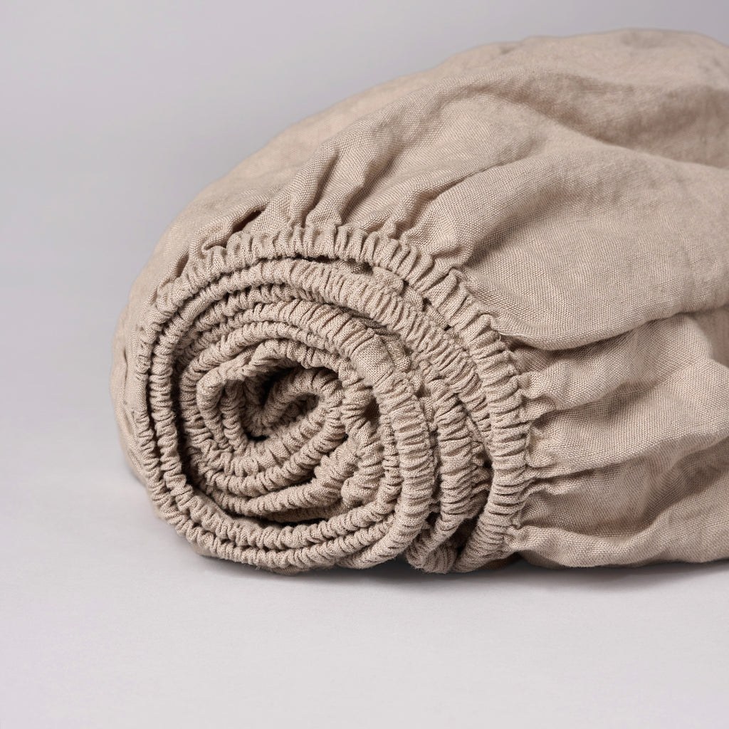 Leinen-Spannbettlaken taupe von LEINEREI - Premium Leinen, made in Europe aus 100% gewaschenem Leinen. Weiches Leinen für maximalen Komfort. Hochwertig und nachhaltig produziert.