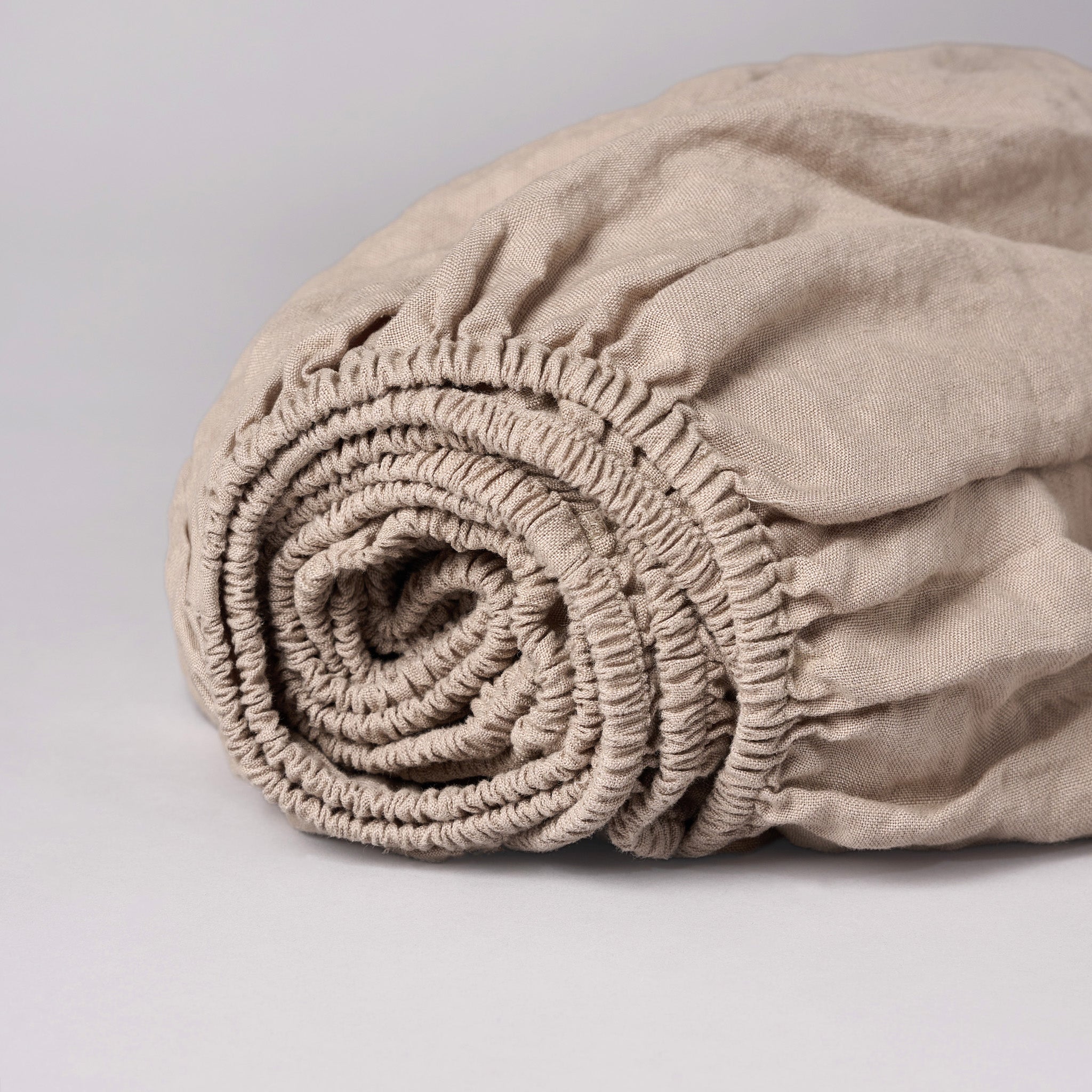 Leinen-Spannbettlaken taupe von LEINEREI - Premium Leinen, made in Europe aus 100% gewaschenem Leinen. Weiches Leinen für maximalen Komfort. Hochwertig und nachhaltig produziert.