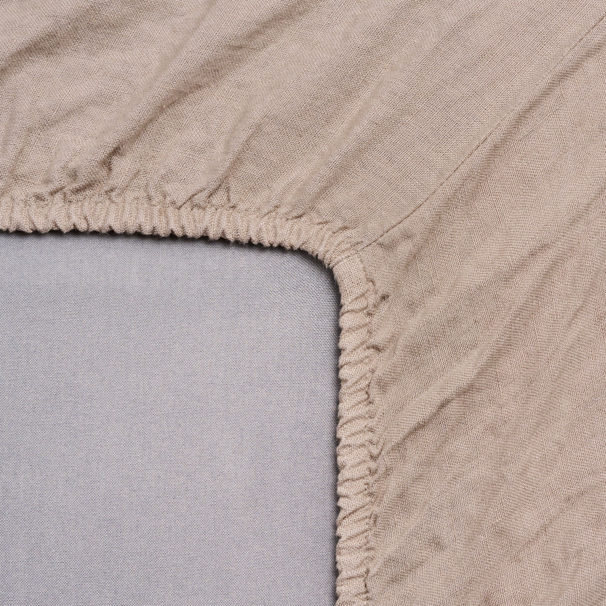Leinen-Spannbettlaken taupe von LEINEREI - Premium Leinen, made in Europe aus 100% gewaschenem Leinen. Weiches Leinen für maximalen Komfort. Hochwertig und nachhaltig produziert.