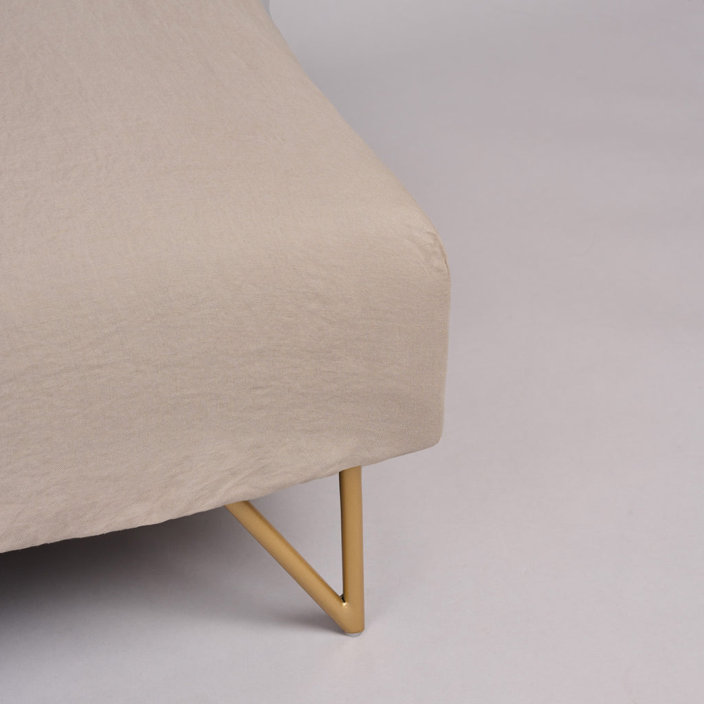 Leinen-Spannbettlaken taupe von LEINEREI - Premium Leinen, made in Europe aus 100% gewaschenem Leinen. Weiches Leinen für maximalen Komfort. Hochwertig und nachhaltig produziert.