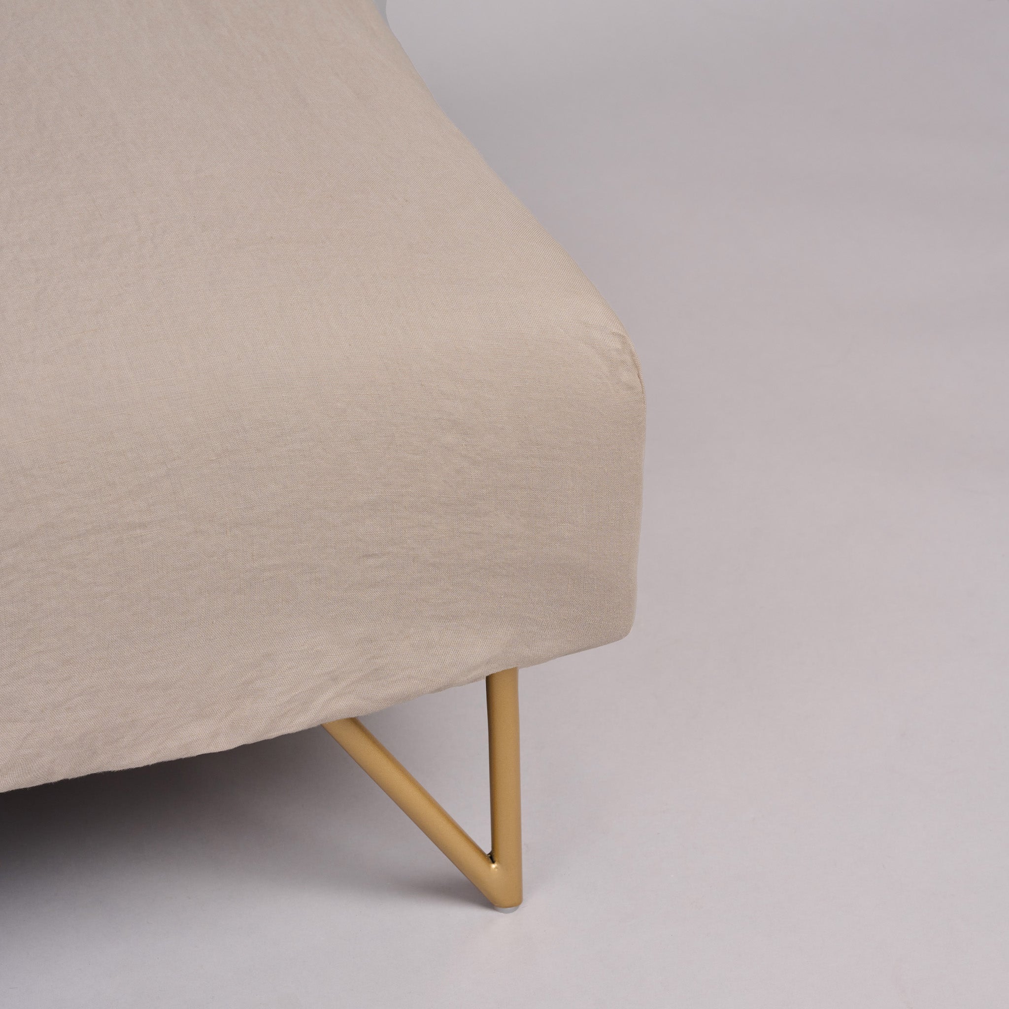 Leinen-Spannbettlaken taupe von LEINEREI - Premium Leinen, made in Europe aus 100% gewaschenem Leinen. Weiches Leinen für maximalen Komfort. Hochwertig und nachhaltig produziert.