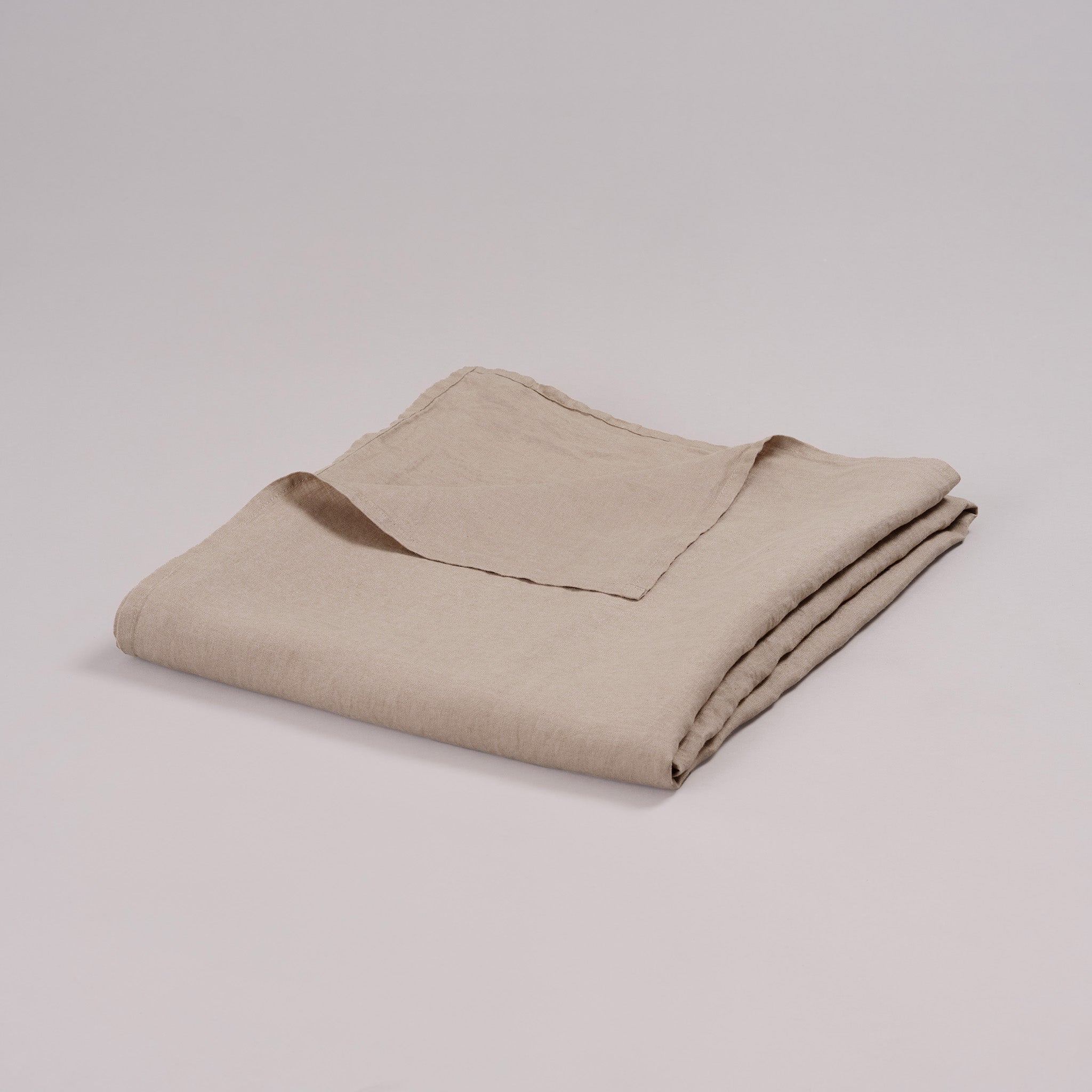 Leinen-Tischdecke taupe von LEINEREI - Premium Leinen, made in Europe aus 100% gewaschenem Leinen. Weiches Leinen für maximalen Komfort. Hochwertig und nachhaltig produziert.
