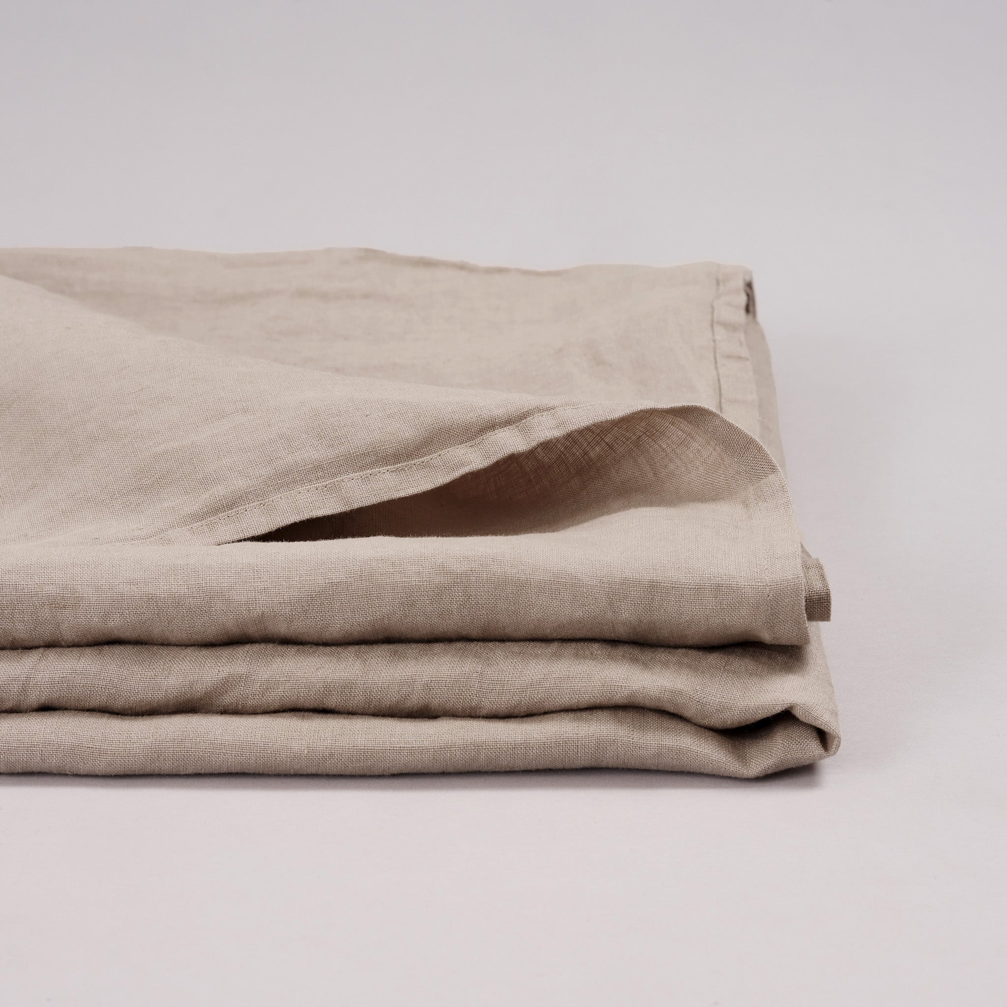 Leinen-Tischdecke taupe von LEINEREI - Premium Leinen, made in Europe aus 100% gewaschenem Leinen. Weiches Leinen für maximalen Komfort. Hochwertig und nachhaltig produziert.