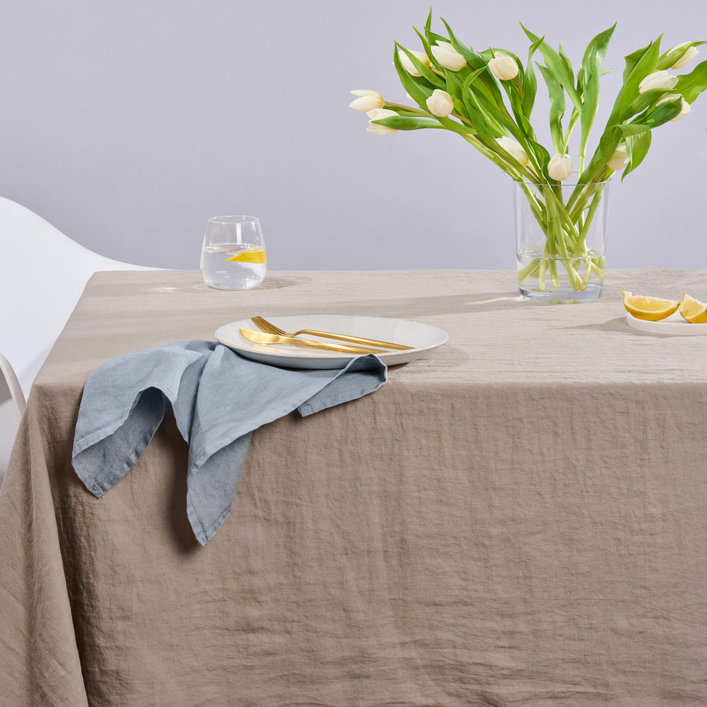 Leinen-Tischdecke taupe von LEINEREI - Premium Leinen, made in Europe aus 100% gewaschenem Leinen. Weiches Leinen für maximalen Komfort. Hochwertig und nachhaltig produziert.