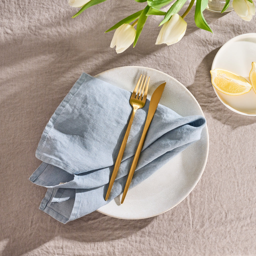 Leinen-Tischdecke taupe von LEINEREI - Premium Leinen, made in Europe aus 100% gewaschenem Leinen. Weiches Leinen für maximalen Komfort. Hochwertig und nachhaltig produziert.