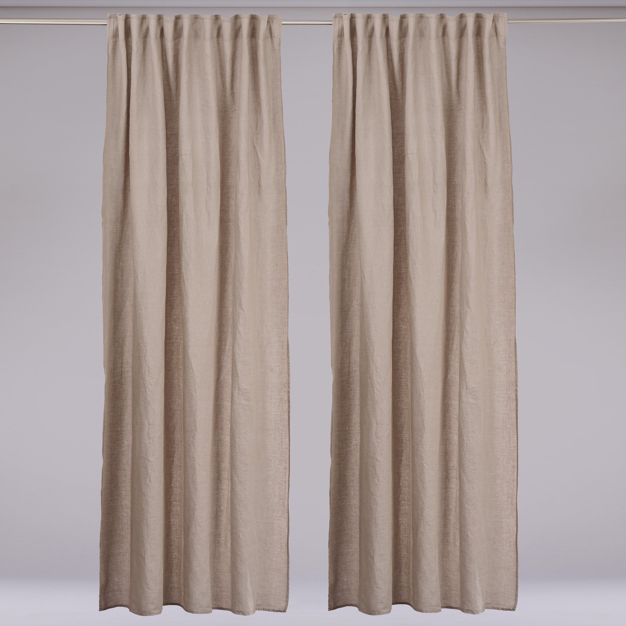 Leinen-Vorhang taupe von LEINEREI - Premium Leinen, made in Europe aus 100% gewaschenem Leinen. Weiches Leinen für maximalen Komfort. Hochwertig und nachhaltig produziert.