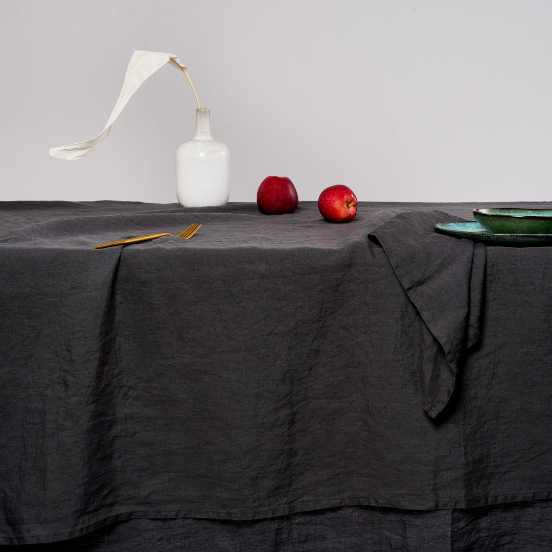 Leinen-Tischdecke anthrazit von LEINEREI - Premium Leinen, made in Europe. 100% gewaschenes Leinen mit Soft-Touch Finish.