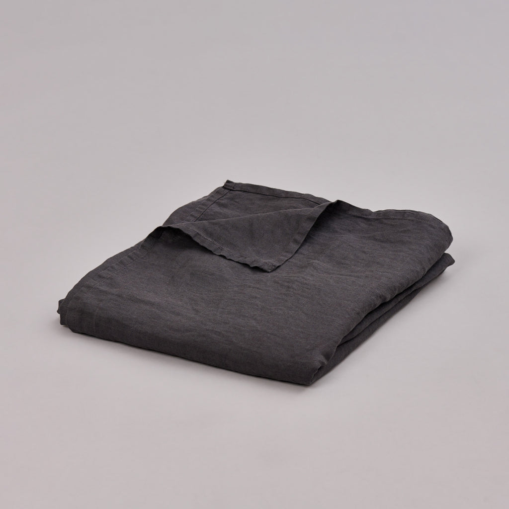 Leinen-Tischdecke anthrazit von LEINEREI - Premium Leinen, made in Europe. 100% gewaschenes Leinen mit Soft-Touch Finish.