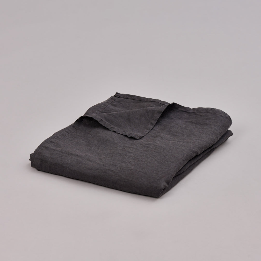 Leinen-Tischdecke anthrazit von LEINEREI - Premium Leinen, made in Europe. 100% gewaschenes Leinen mit Soft-Touch Finish.