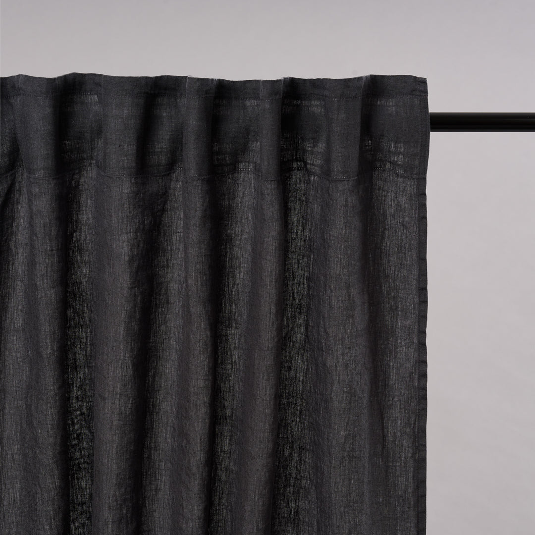 Leinen-Vorhang anthrazit von LEINEREI - Premium Leinen, made in Europe aus 100% gewaschenem Leinen. Weiches Leinen für maximalen Komfort. Hochwertig und nachhaltig produziert.