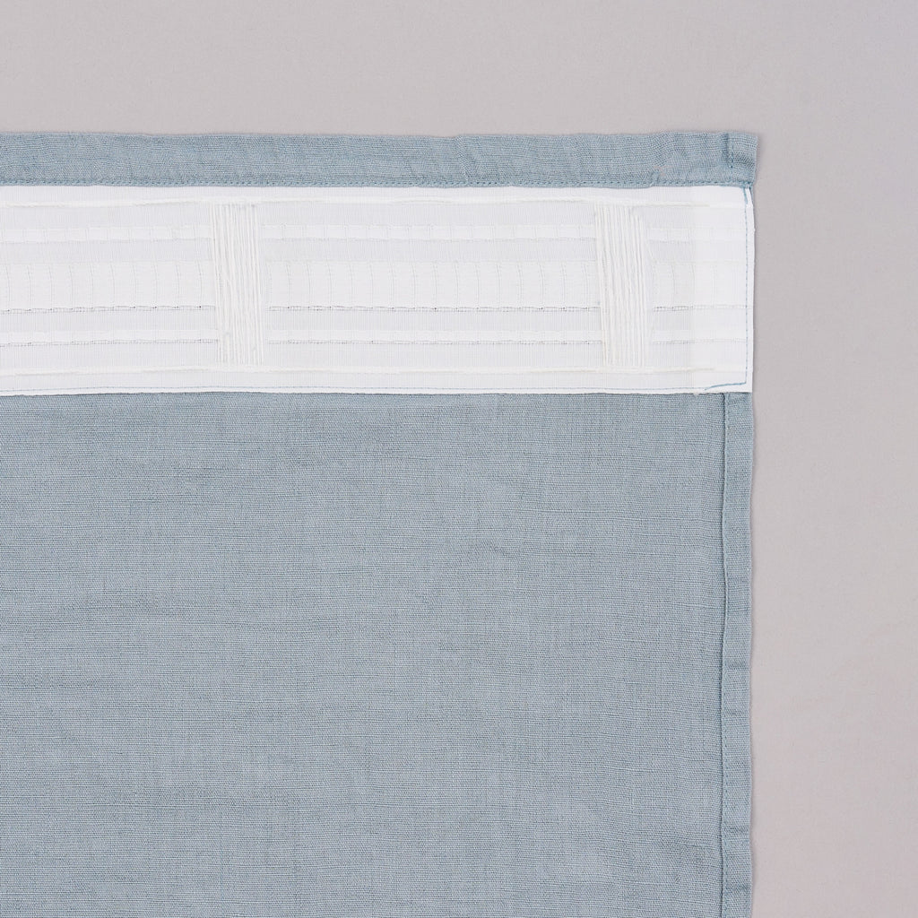 Leinen-Vorhang blau von LEINEREI - Premium Leinen, made in Europe aus 100% gewaschenem Leinen. Weiches Leinen für maximalen Komfort. Hochwertig und nachhaltig produziert.