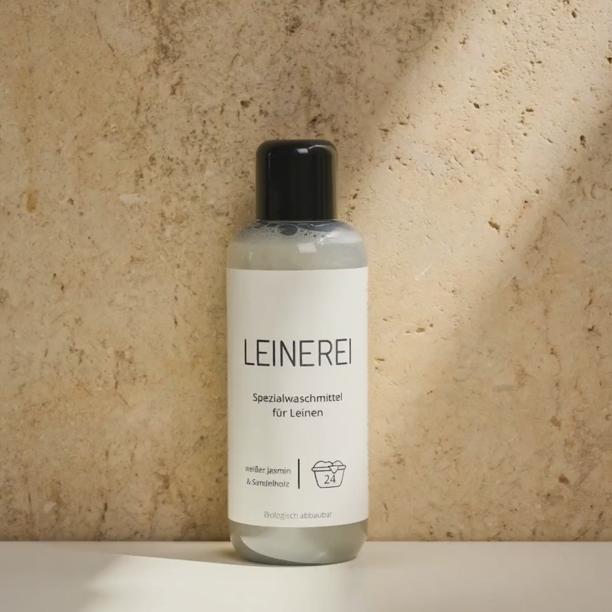 Leinen-Waschmittel von LEINEREI - Premium Leinenpflege, made in Germany. Biologisch abbaubar. Konzentrat für nachhaltigen Gebrauch.