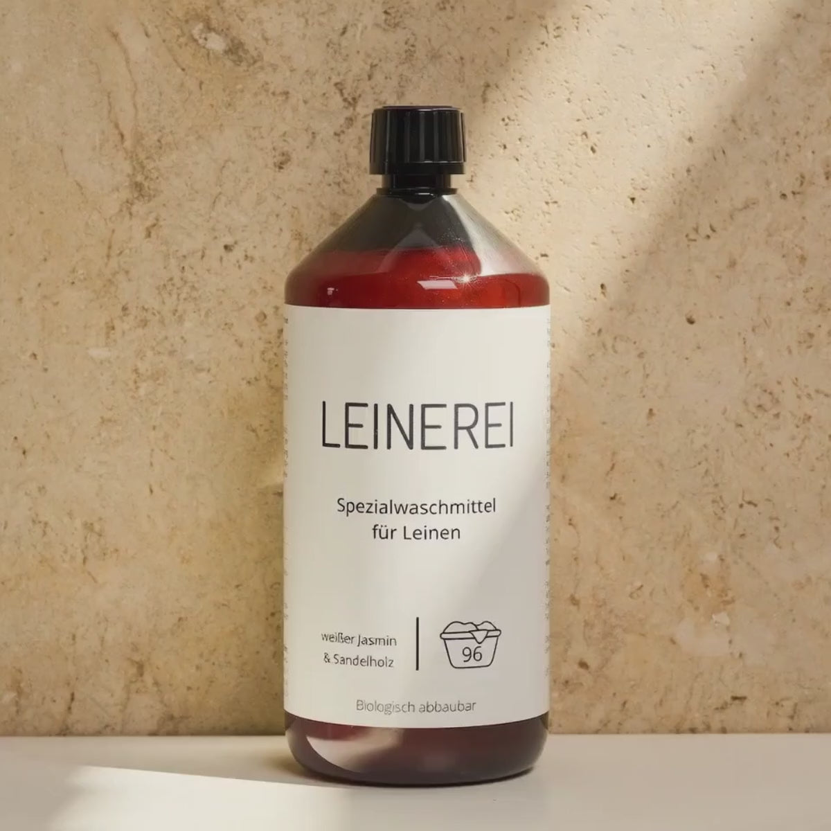 Leinen-Waschmittel von LEINEREI - Premium Leinenpflege, made in Germany. Biologisch abbaubar. Konzentrat für nachhaltigen Gebrauch.