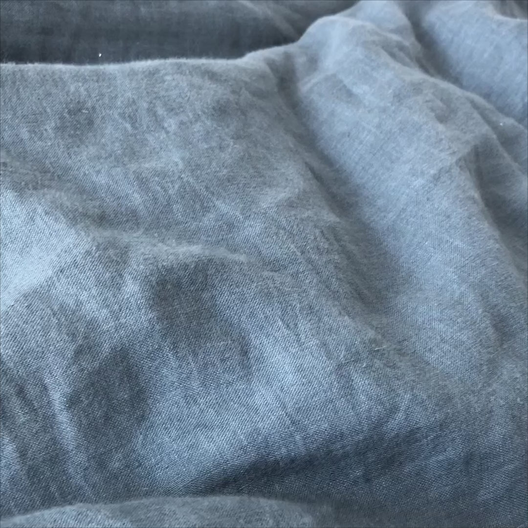 Leinen-Deckenbezug Atlantikblau aus 100% Leinen, zeigt die entspannte Textur und Farbtiefe des Materials.