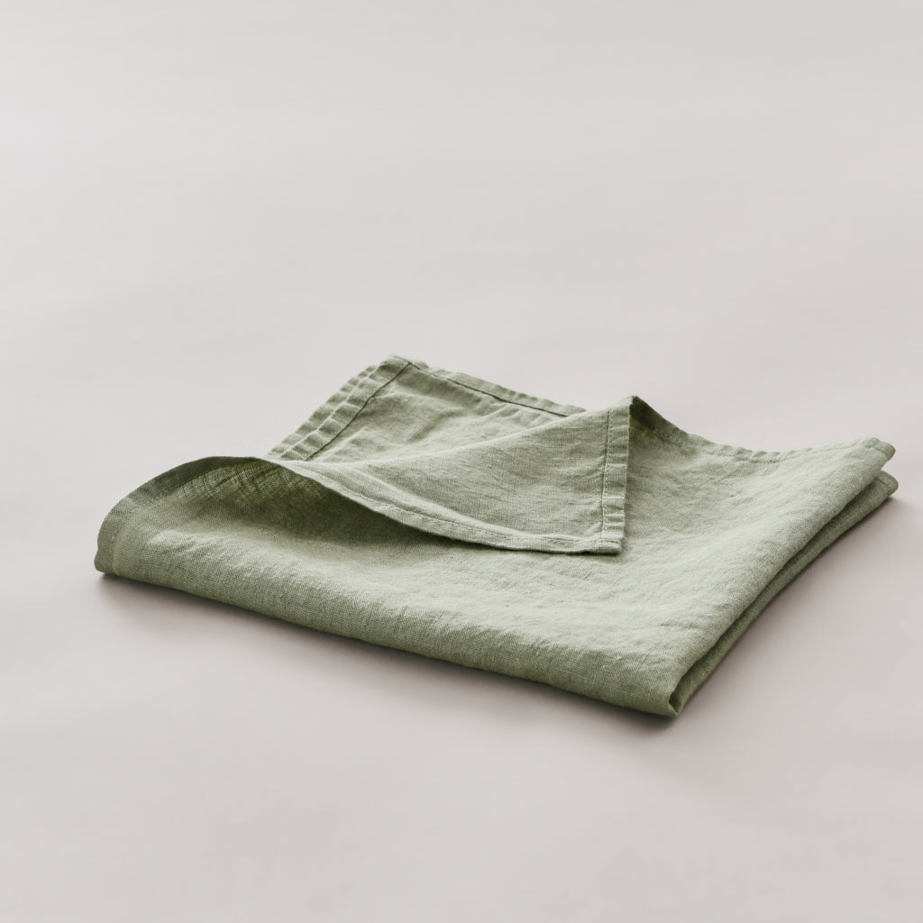 Leinen-Serviette grün von LEINEREI - Premium Leinen, made in Europe aus 100% gewaschenem Leinen. Weiches Leinen für maximalen Komfort. Hochwertig und nachhaltig produziert.
