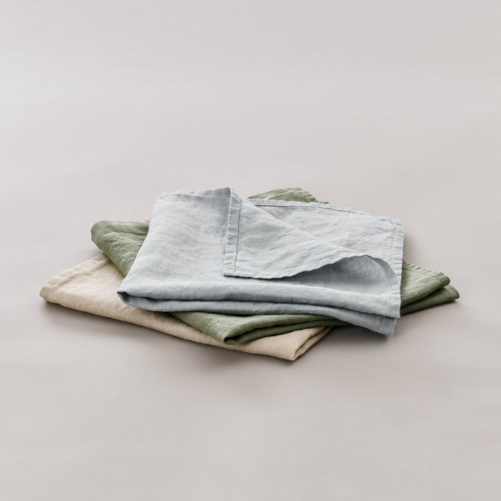 Leinen-Serviette grau von LEINEREI - Premium Leinen, made in Europe aus 100% gewaschenem Leinen. Weiches Leinen für maximalen Komfort. Hochwertig und nachhaltig produziert.