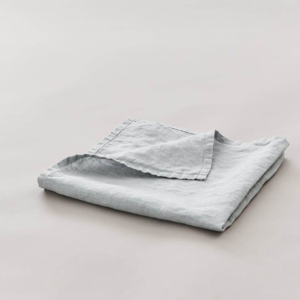 Leinen-Serviette grau von LEINEREI - Premium Leinen, made in Europe aus 100% gewaschenem Leinen. Weiches Leinen für maximalen Komfort. Hochwertig und nachhaltig produziert.