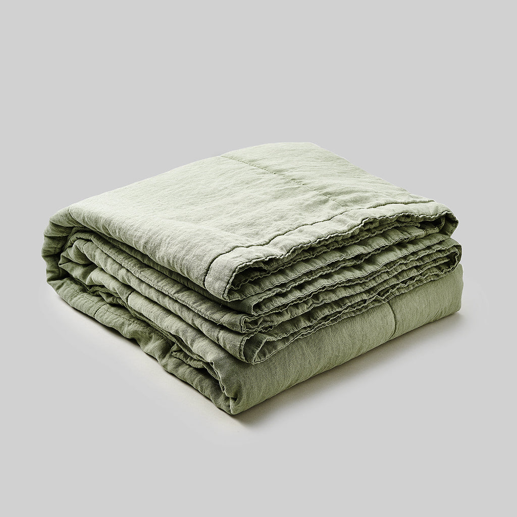Leinen-Tagesdecke grün von LEINEREI - Premium Leinen, made in Europe aus 100% gewaschenem Leinen. Weiches Leinen für maximalen Komfort. Hochwertig und nachhaltig produziert.