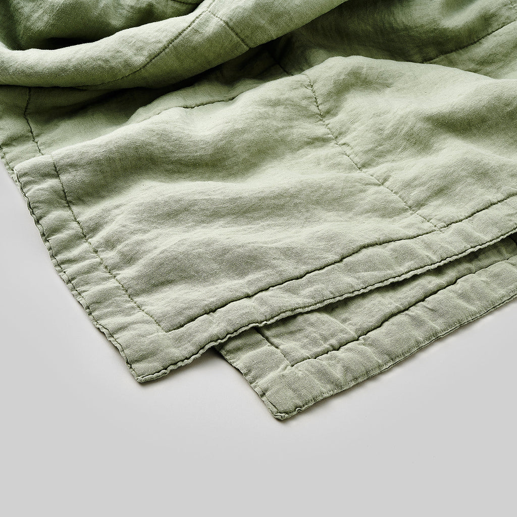 Leinen-Tagesdecke grün von LEINEREI - Premium Leinen, made in Europe aus 100% gewaschenem Leinen. Weiches Leinen für maximalen Komfort. Hochwertig und nachhaltig produziert.