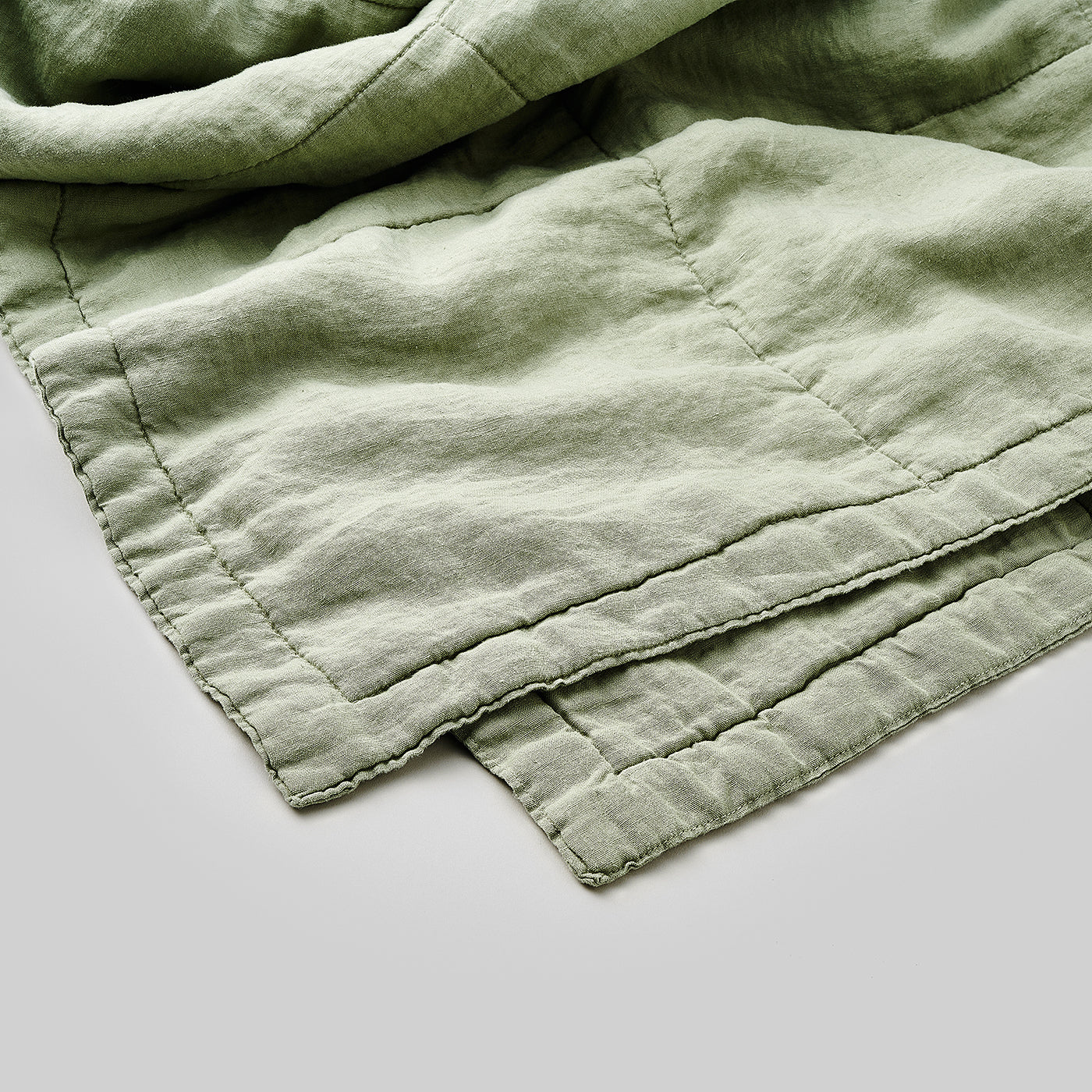 Leinen-Tagesdecke grün von LEINEREI - Premium Leinen, made in Europe aus 100% gewaschenem Leinen. Weiches Leinen für maximalen Komfort. Hochwertig und nachhaltig produziert.
