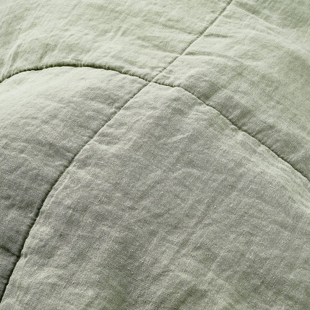 Leinen-Tagesdecke grün von LEINEREI - Premium Leinen, made in Europe aus 100% gewaschenem Leinen. Weiches Leinen für maximalen Komfort. Hochwertig und nachhaltig produziert.