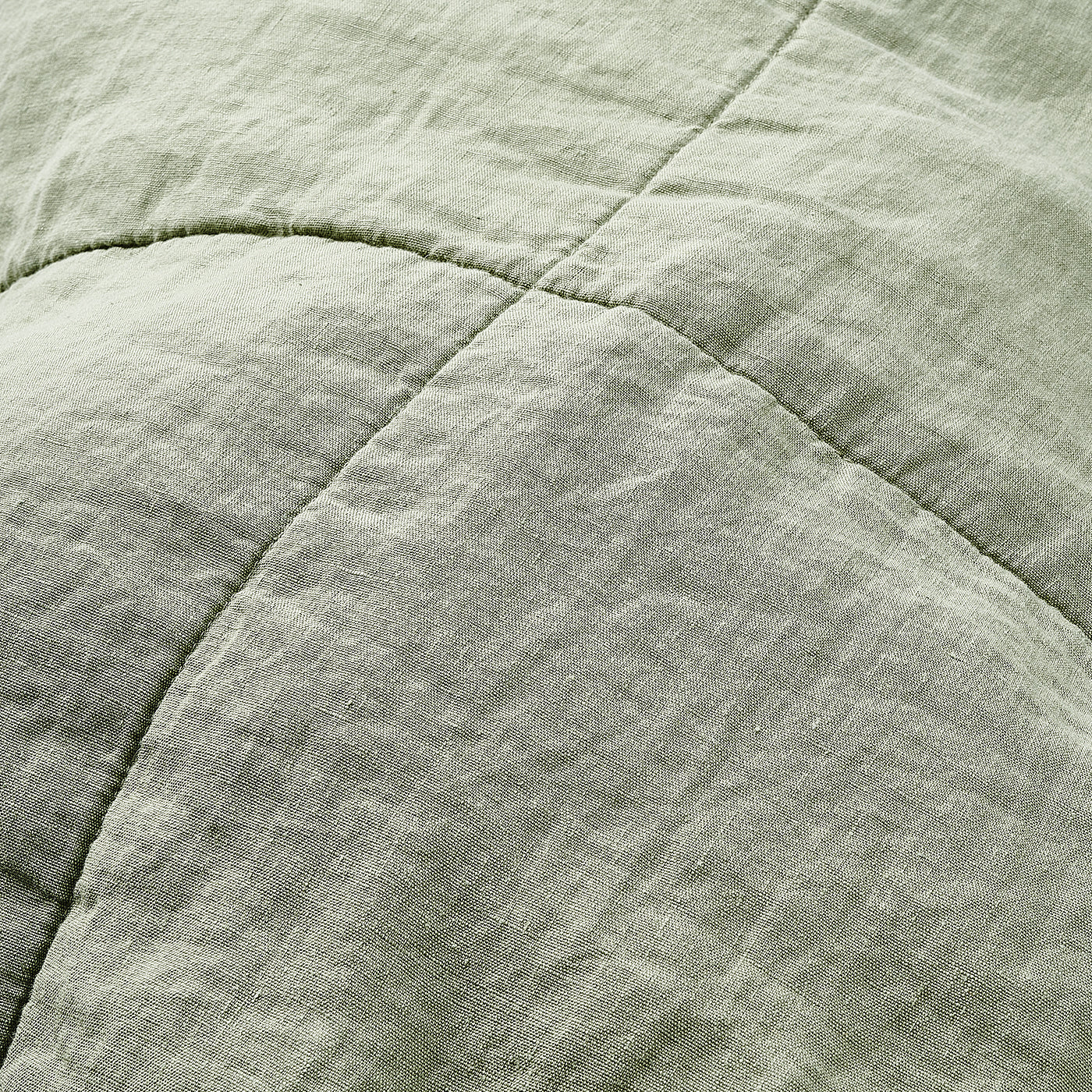 Leinen-Tagesdecke grün von LEINEREI - Premium Leinen, made in Europe aus 100% gewaschenem Leinen. Weiches Leinen für maximalen Komfort. Hochwertig und nachhaltig produziert.