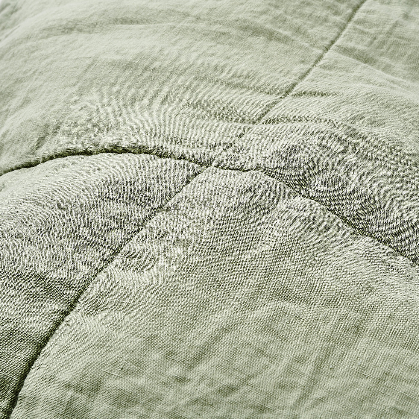 Leinen-Tagesdecke grün von LEINEREI - Premium Leinen, made in Europe aus 100% gewaschenem Leinen. Weiches Leinen für maximalen Komfort. Hochwertig und nachhaltig produziert.