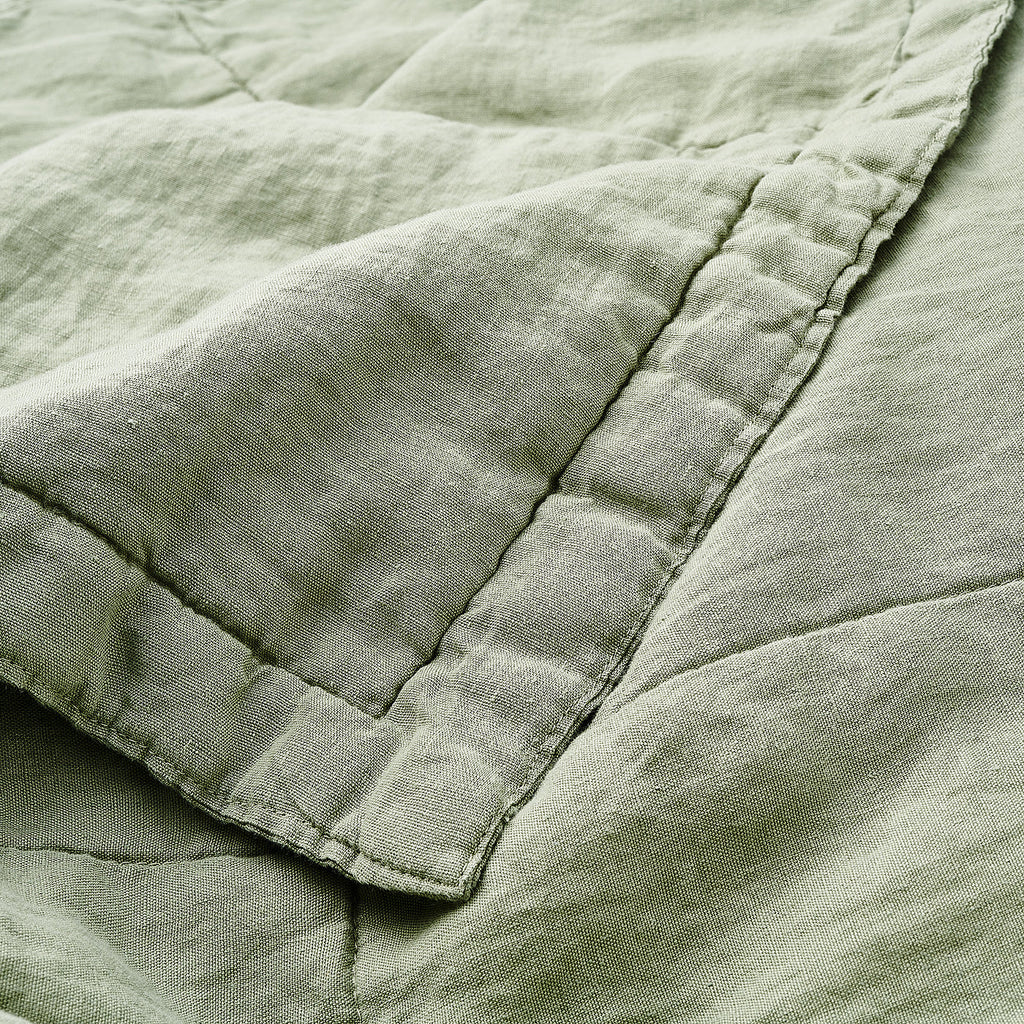 Leinen-Tagesdecke grün von LEINEREI - Premium Leinen, made in Europe aus 100% gewaschenem Leinen. Weiches Leinen für maximalen Komfort. Hochwertig und nachhaltig produziert.