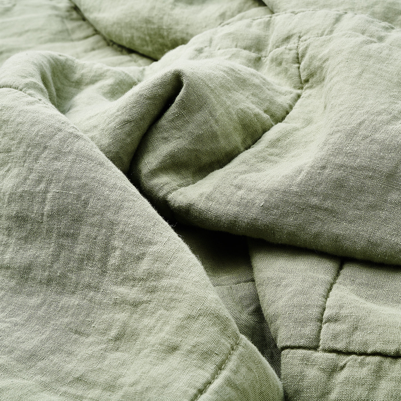 Leinen-Tagesdecke grün von LEINEREI - Premium Leinen, made in Europe aus 100% gewaschenem Leinen. Weiches Leinen für maximalen Komfort. Hochwertig und nachhaltig produziert.