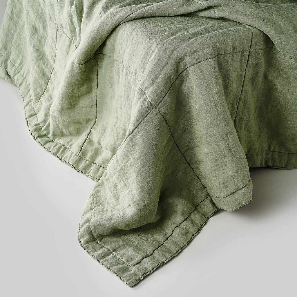 Leinen-Tagesdecke grün von LEINEREI - Premium Leinen, made in Europe aus 100% gewaschenem Leinen. Weiches Leinen für maximalen Komfort. Hochwertig und nachhaltig produziert.