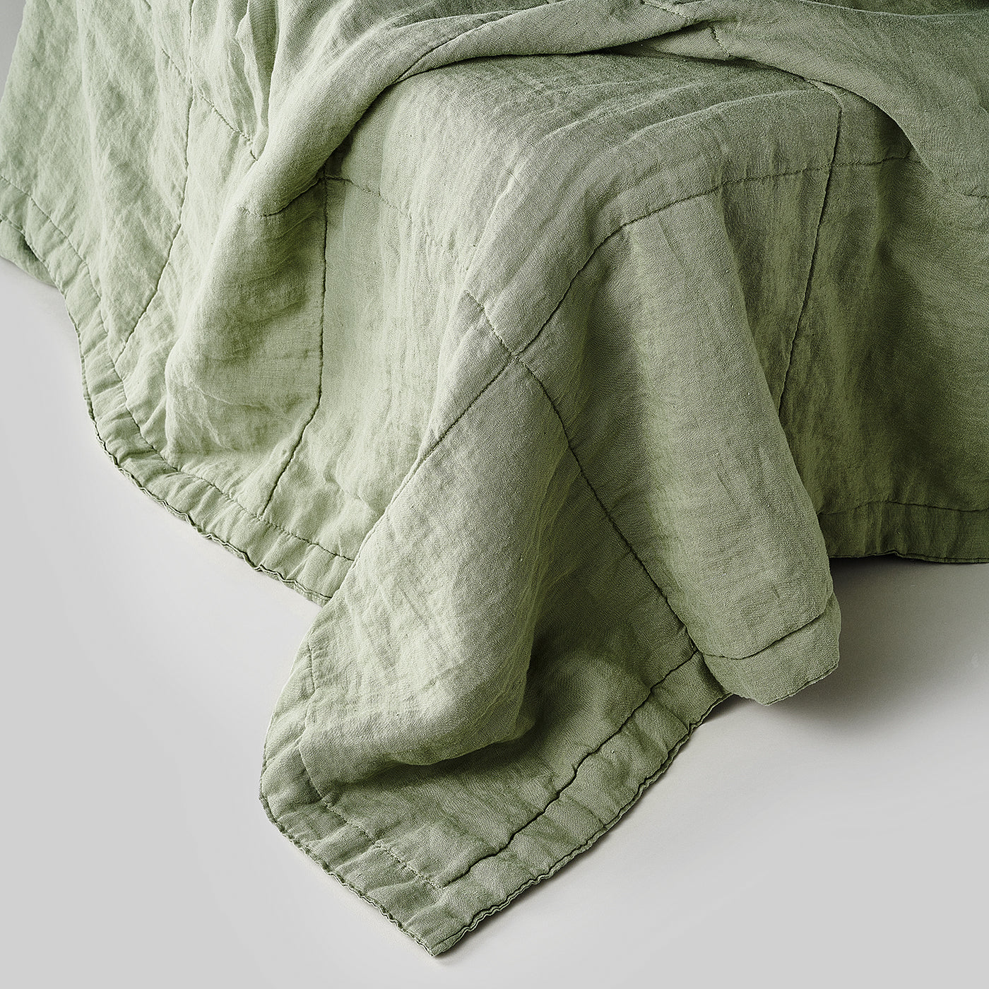 Leinen-Tagesdecke grün von LEINEREI - Premium Leinen, made in Europe aus 100% gewaschenem Leinen. Weiches Leinen für maximalen Komfort. Hochwertig und nachhaltig produziert.