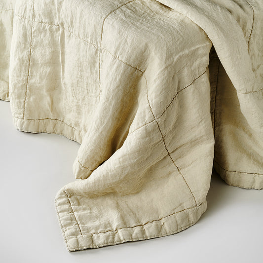 Gesteppte Sofadecke aus Leinen in Sand Beige